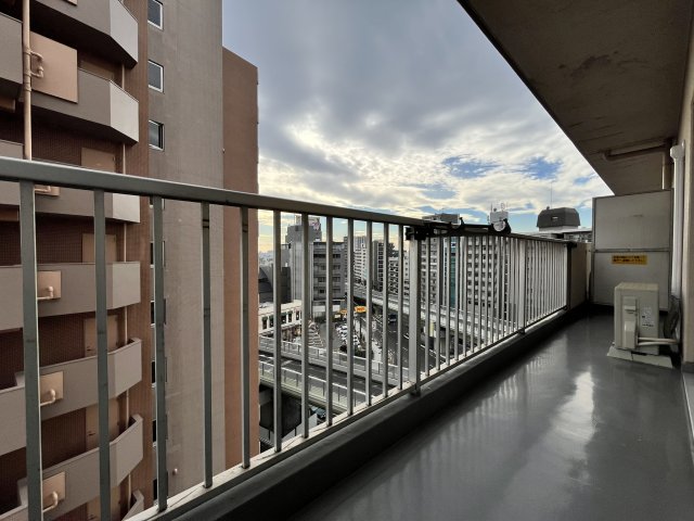 ベランダもかなり広さがあるので、植物を置いても素敵です。※写真は同タイプ別部屋です