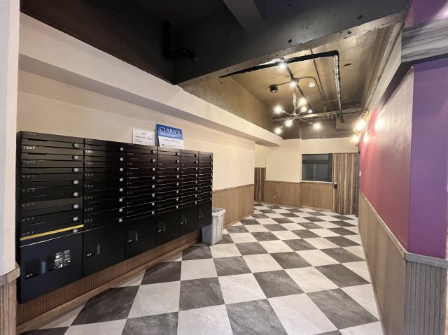 世界観に浸れる共用部。真っ黒なポストがかっこ良い！