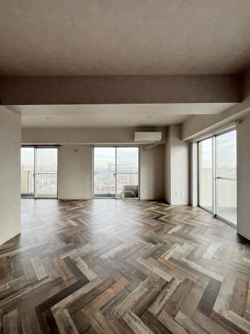 二面にわたって大きな窓がずらり！※写真は同タイプ別部屋です