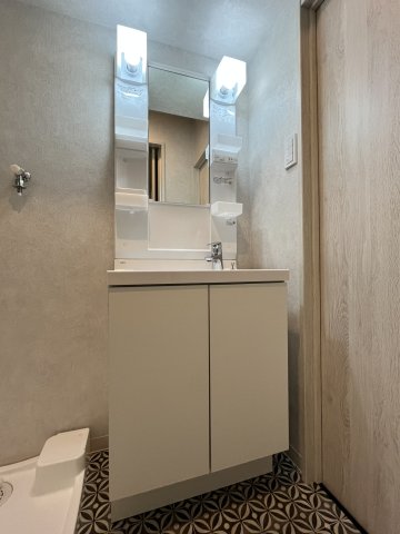 収納たっぷりな洗面台も嬉しい。※写真は同タイプ別部屋です