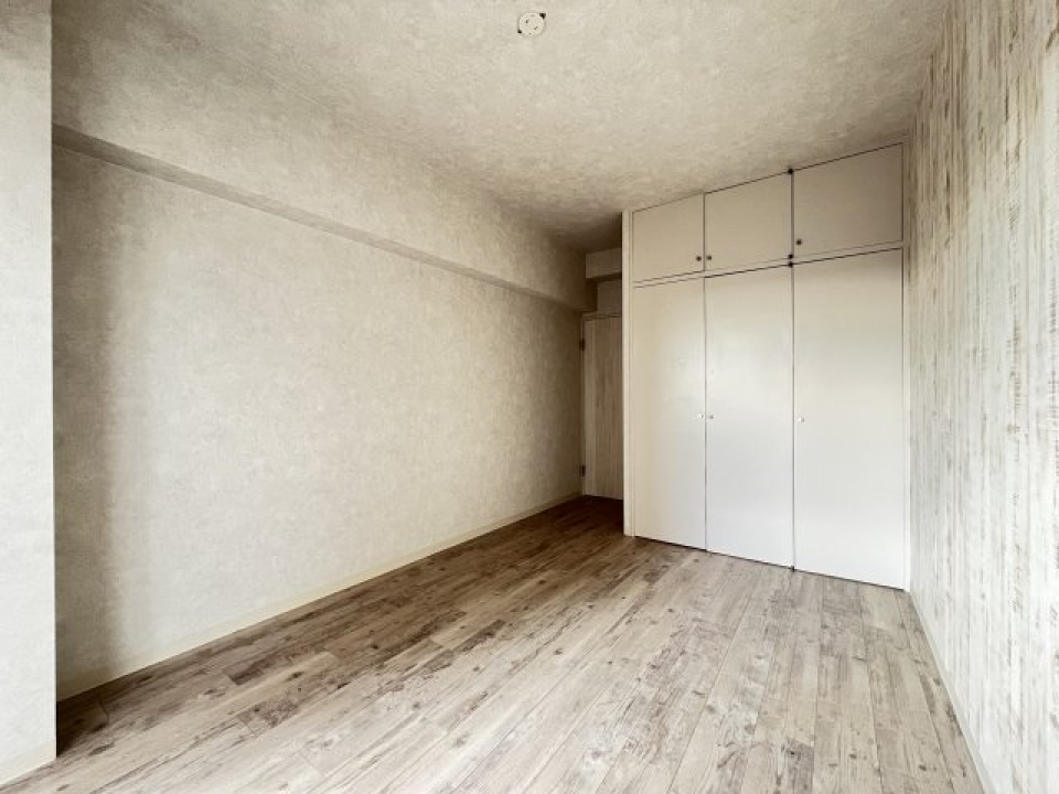 お隣の洋室はホワイト基調。※写真は同タイプ別部屋です