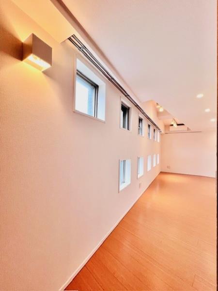 この窓に色々飾っても可愛い&hellip;！