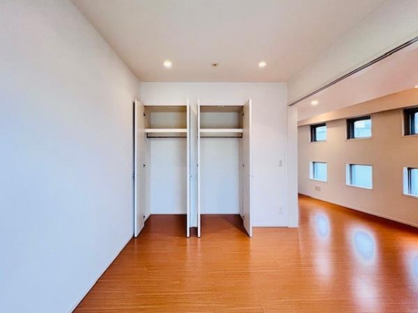 尾キュ木のある収納が2つ。