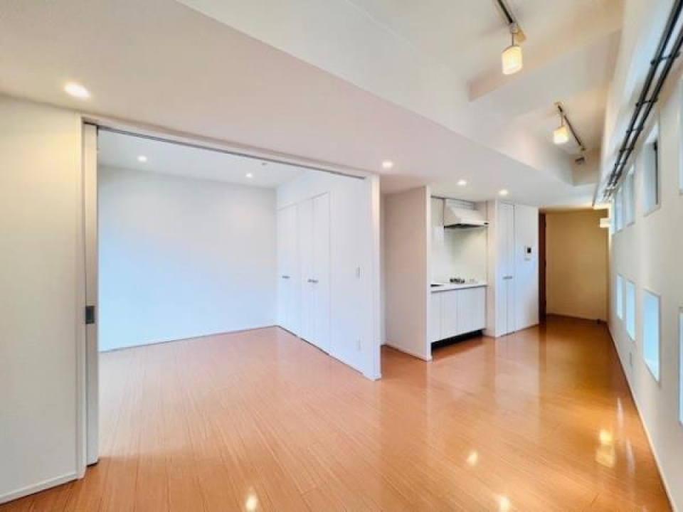 洋室と接続している部分は広がっていて幅広め。