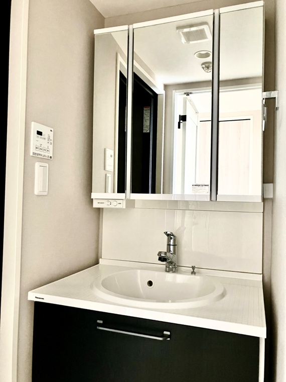 三面鏡になる洗面台！