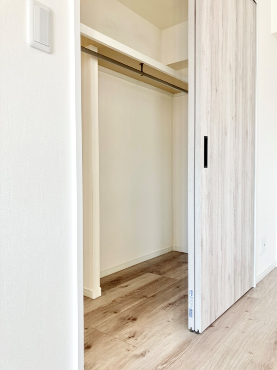 ワイドでお洋服も選びやすそうなクローゼット！