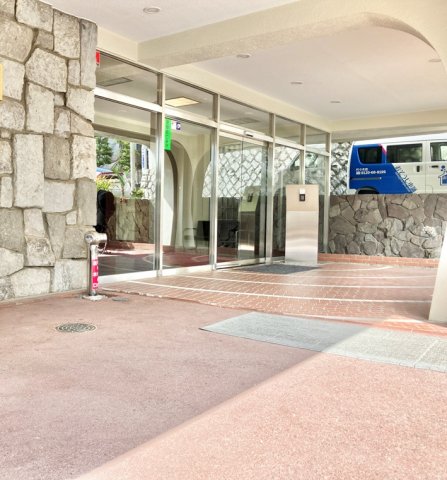 大きな屋根に豪華なエントランスです。