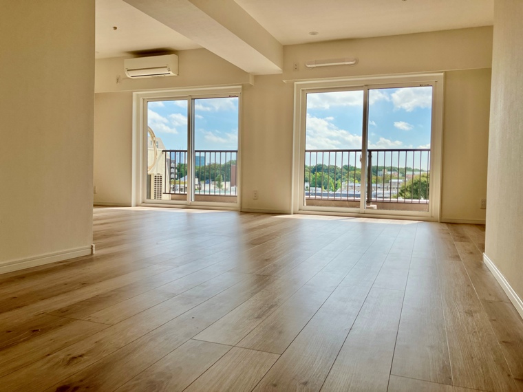 二つの窓から覗く青空が素敵&hellip;！