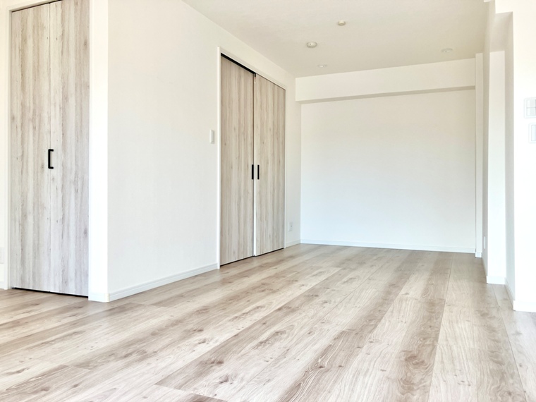 反対側の壁に沿ってベッド、クローゼット手前にはデスクかな？