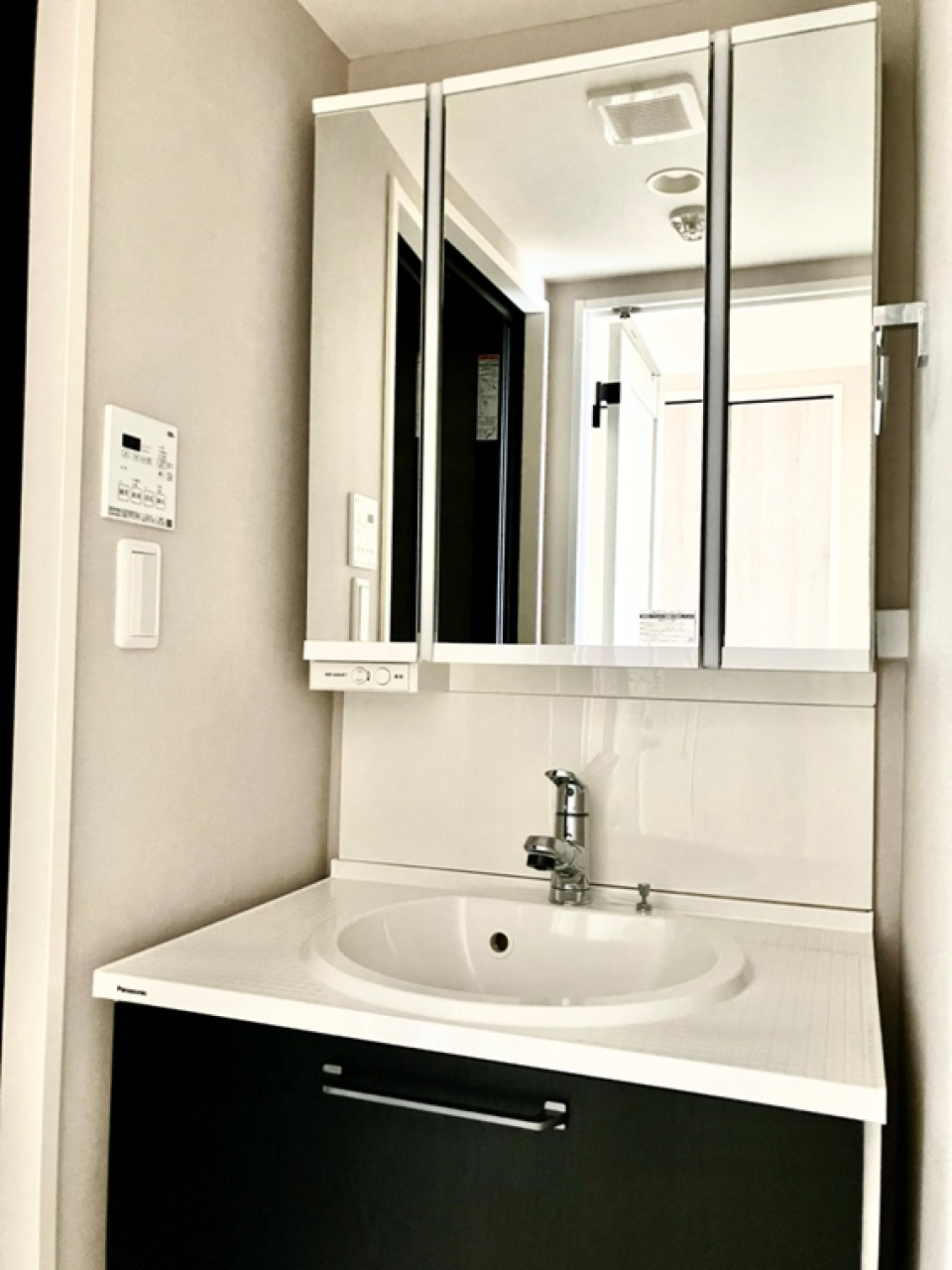 三面鏡になる洗面台！