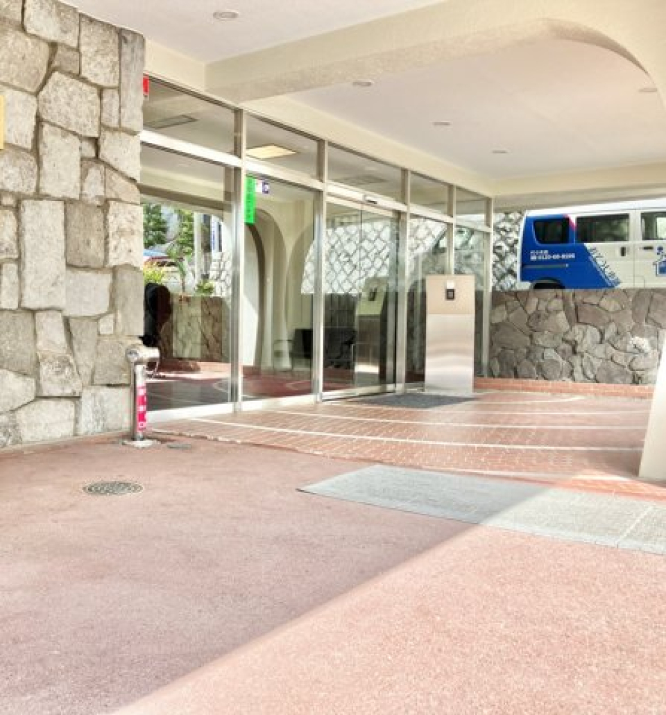 大きな屋根に豪華なエントランスです。