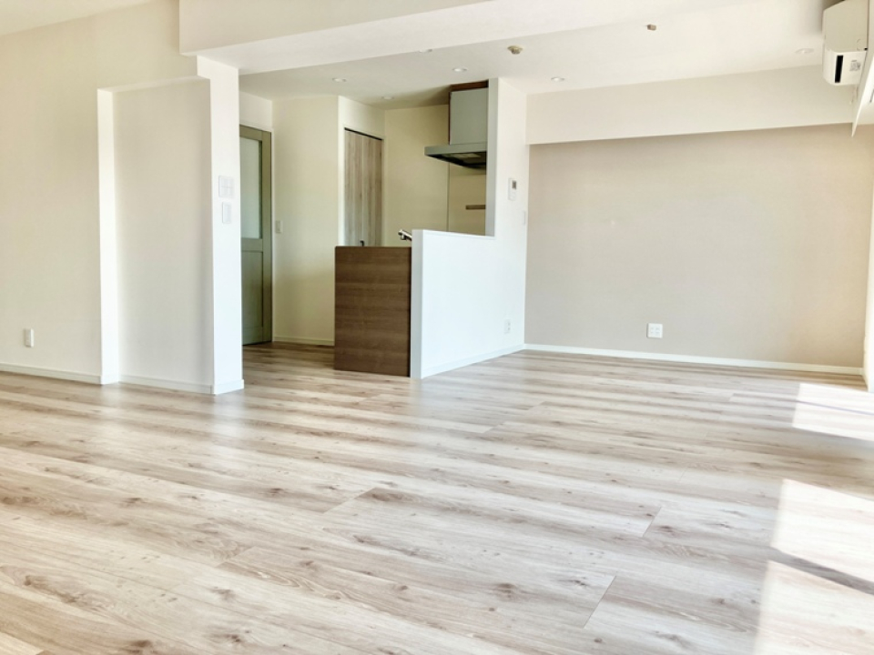 キッチン側の窓の前に大きなダイニングテーブルを置きたいな。