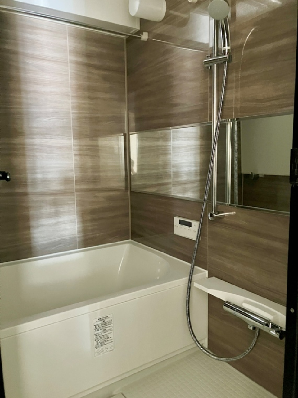 ブラウンのお風呂で、落ち着いてあたたまれそう。