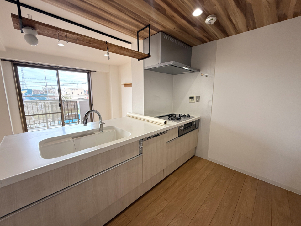 周りにの装飾に負けず劣らず万能なキッチンです。