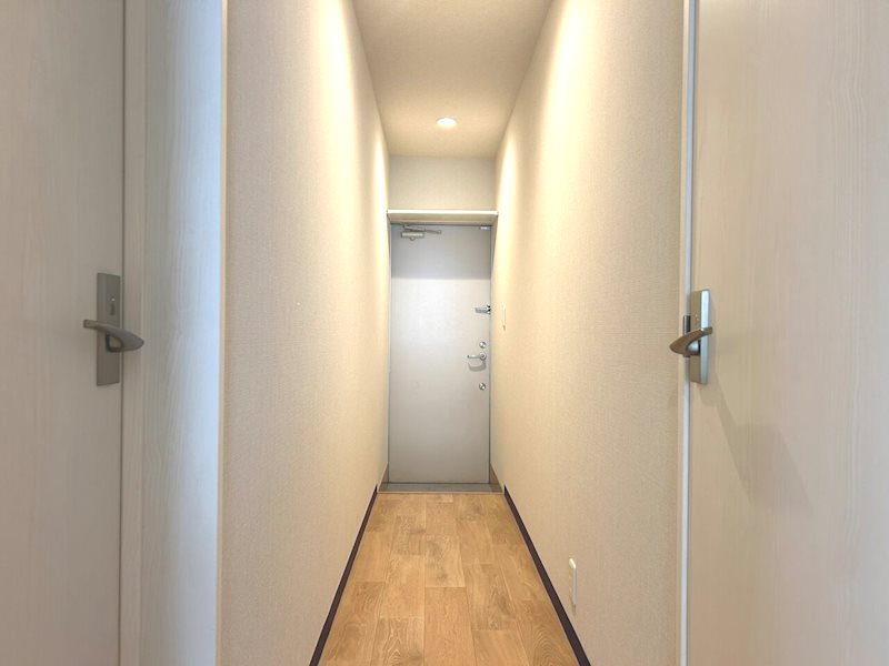 写真左手がトイレ、右手が水回りへ続く扉です。