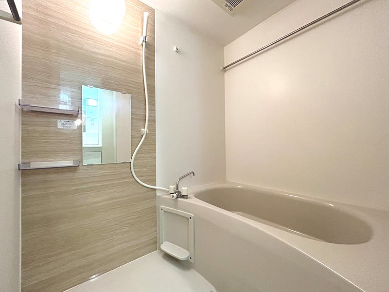 お風呂は優しい色合いで、ゆったり長風呂できそうです。