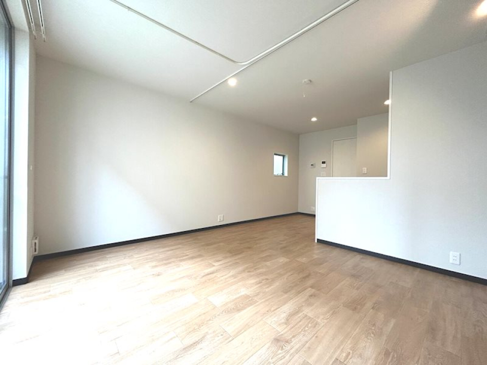 白い壁にはプロジェクターを投影したり。