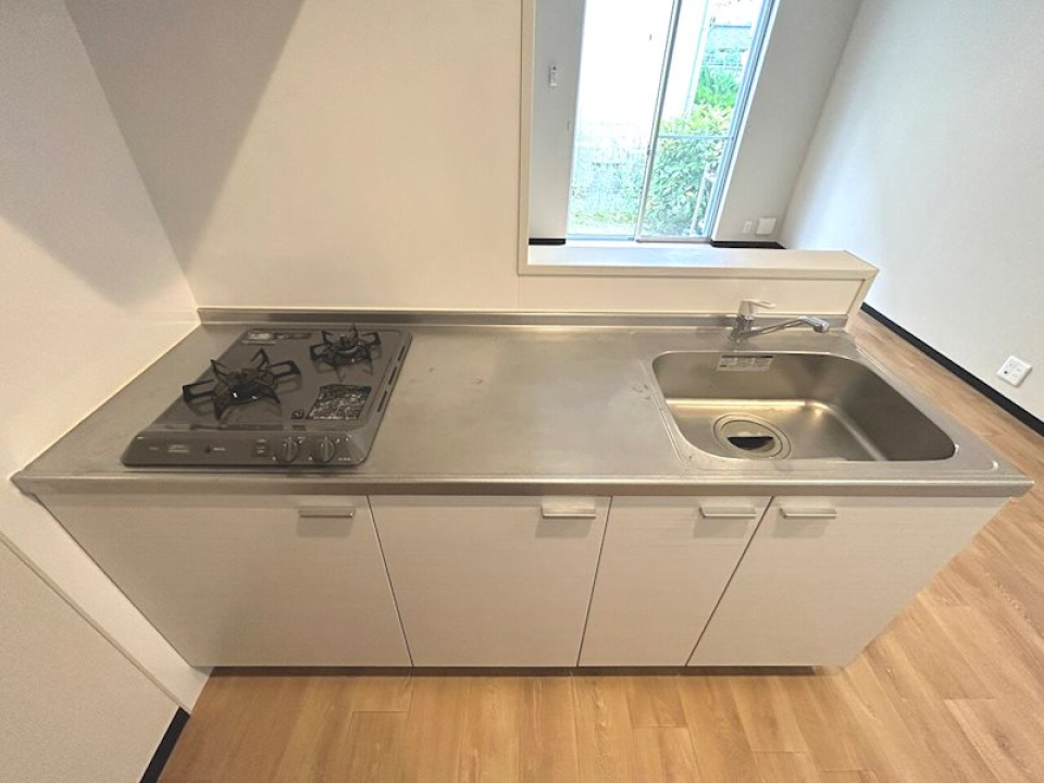 二口コンロに、シンクも調理スペースも広々としています。