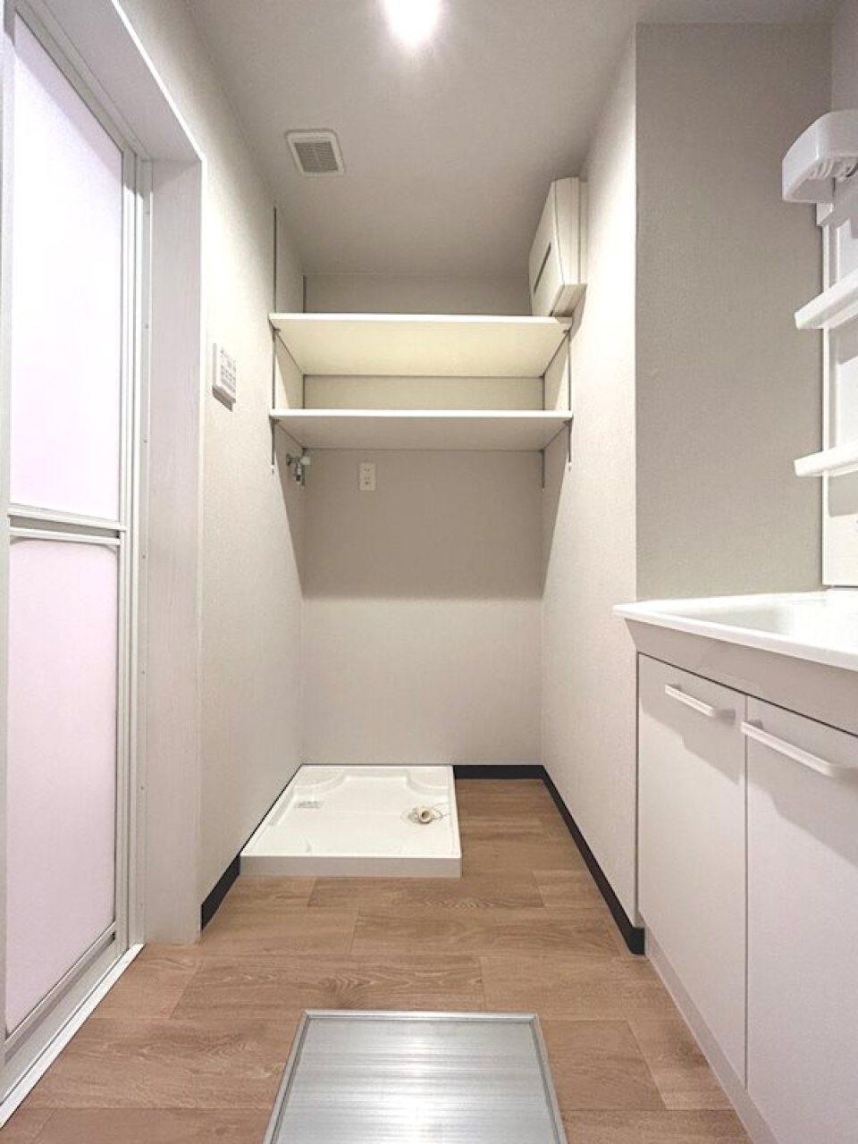 ゆとりのある水回り。洗濯機上の棚も大容量です。