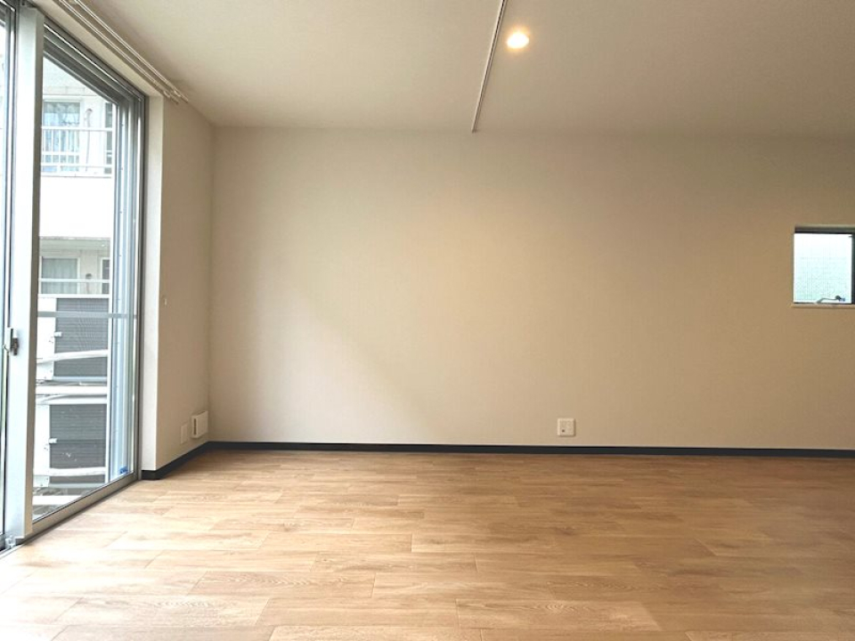 この一角の天井にはカーテンレールが。カーテンで仕切ることができます。