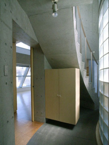 カーブはガラスブロックなので、差し込む光が美しい。