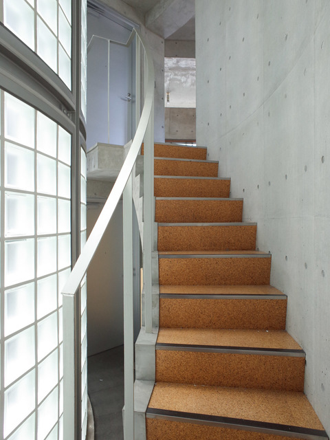 カーブしている階段を登ってみましょう。