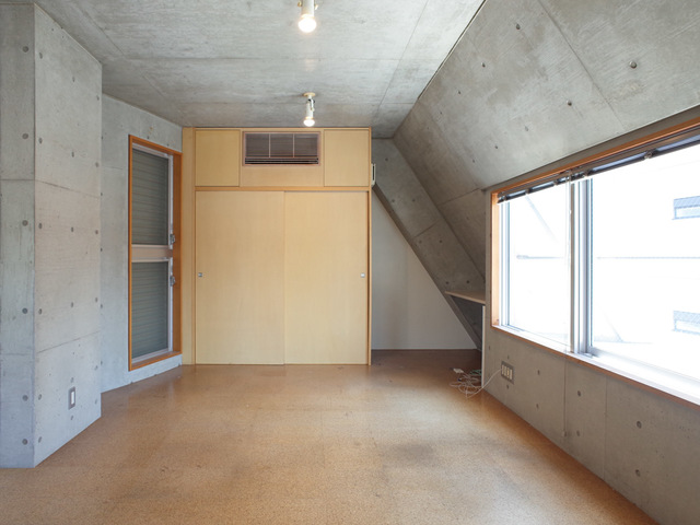 奥の壁側にも大きな収納がありました。