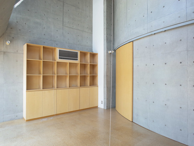 カーブの端には大きな棚がありました。