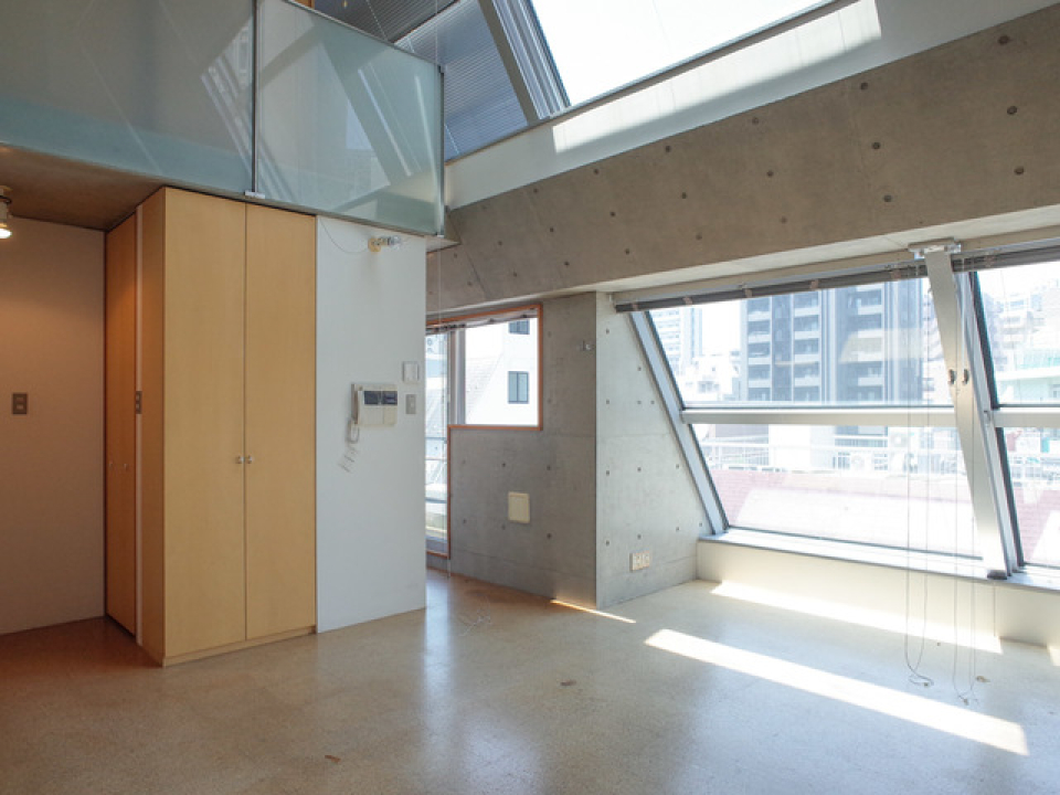 大きな窓から明るい光が降り注ぎます。