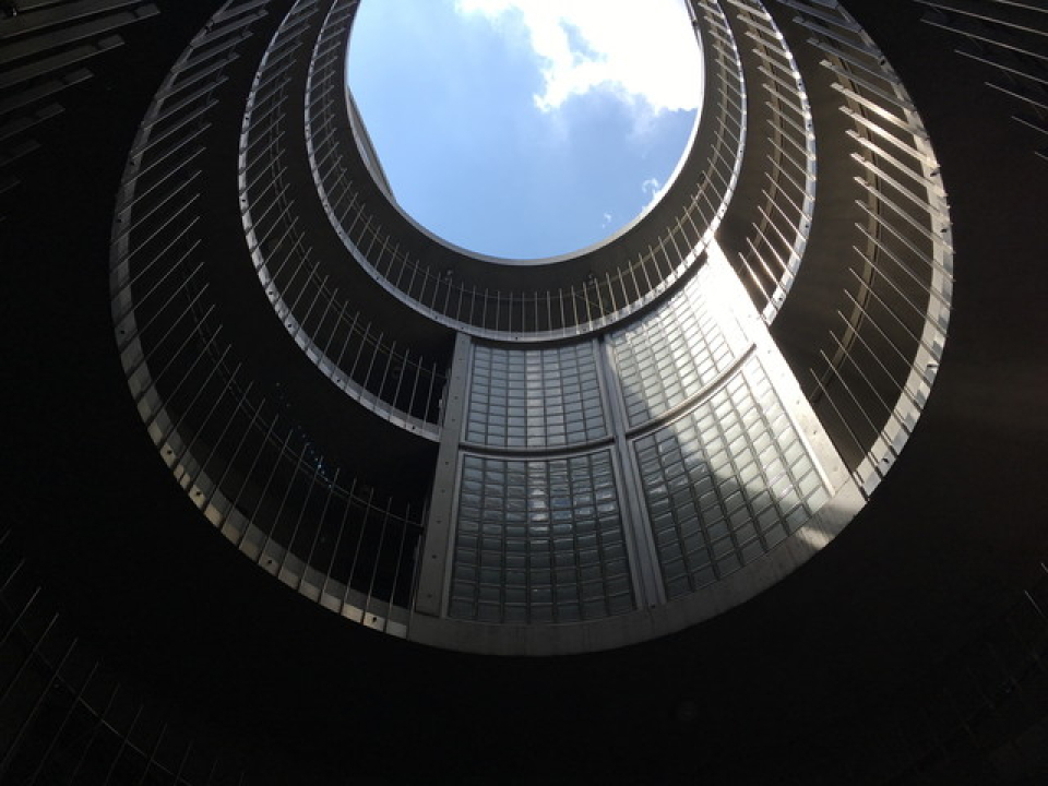 思わず上を見上げてしまいます。