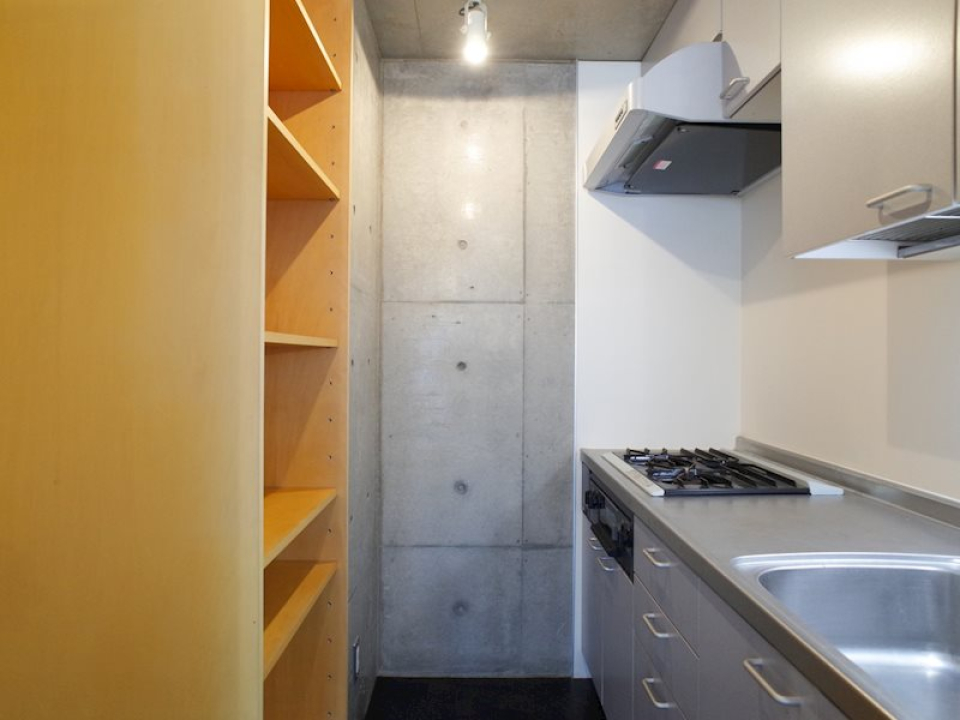 キッチン背面にも大きな棚があり、収納力は期待できそう。