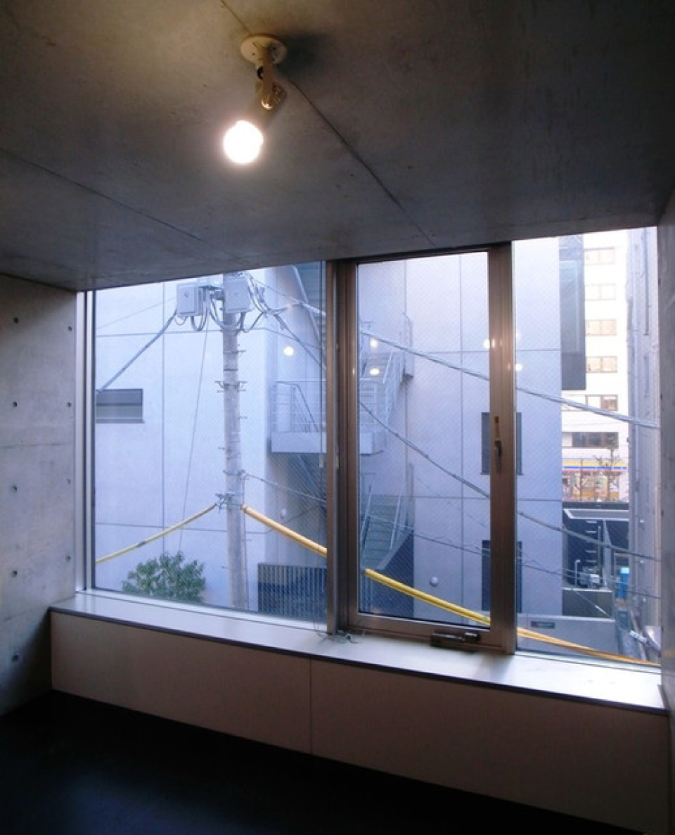 窓辺に腰掛けて読書、憧れるなぁ〜！