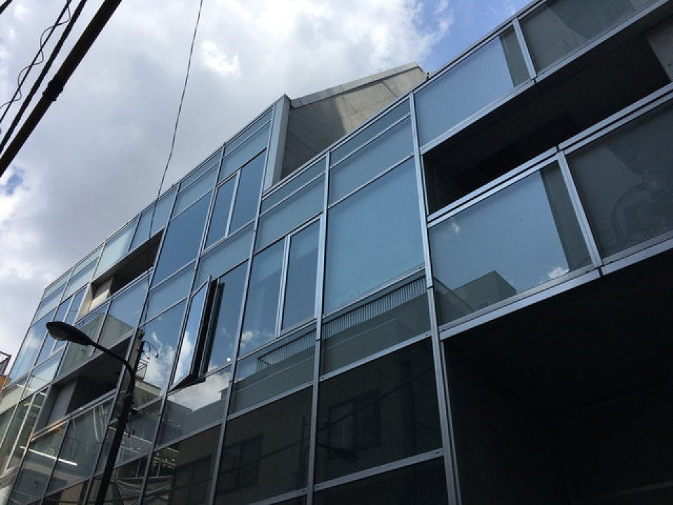 空を写す鏡のようなツルツルの外観。