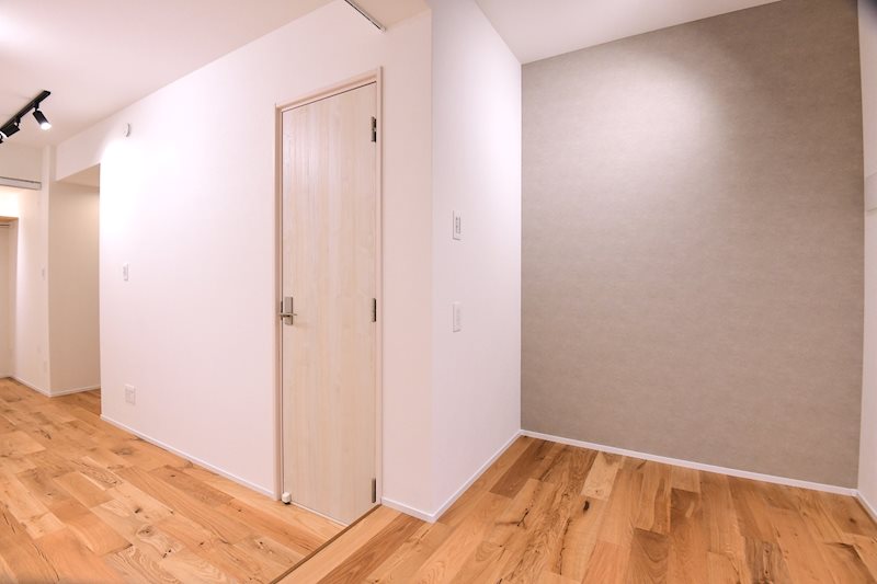 この扉の向こうが防音室です！