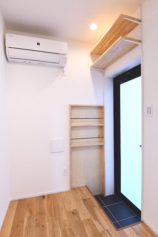 玄関も地上フロアに。玄関扉上にも棚がありました。