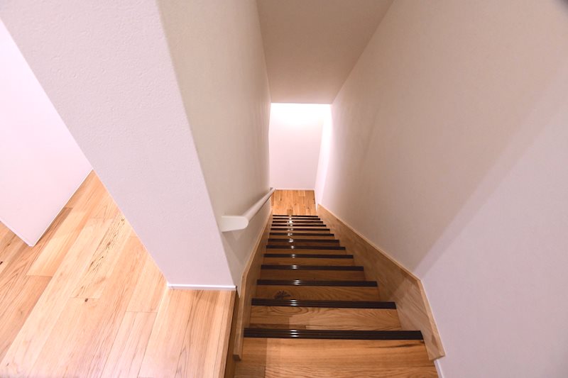 階段を降りて地下フロアへ。