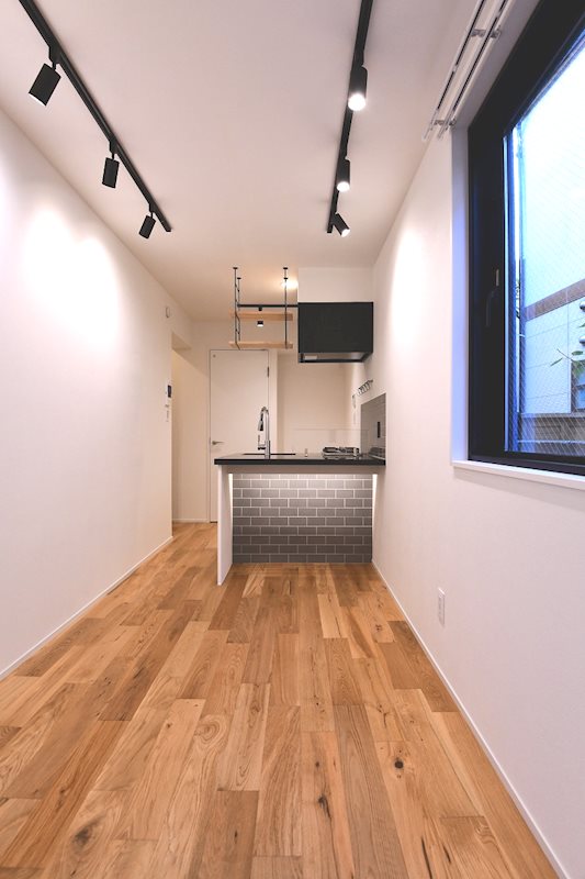 まずは地上階から！奥行きのあるお部屋で開放的です。