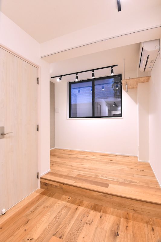 一段上がった部分の洋室は、寝室かな。カーテンで目隠しできます。