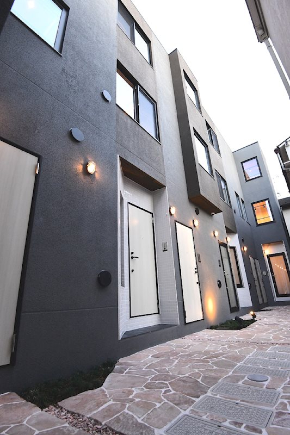 扉と窓が規則的に並んだ建物。