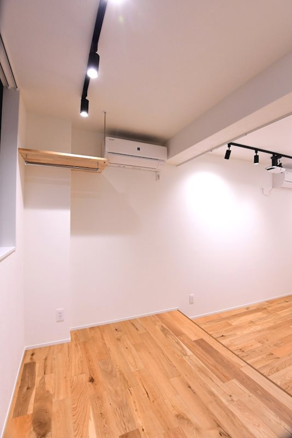 寝室の反対側の壁にはオープンラックもありました。