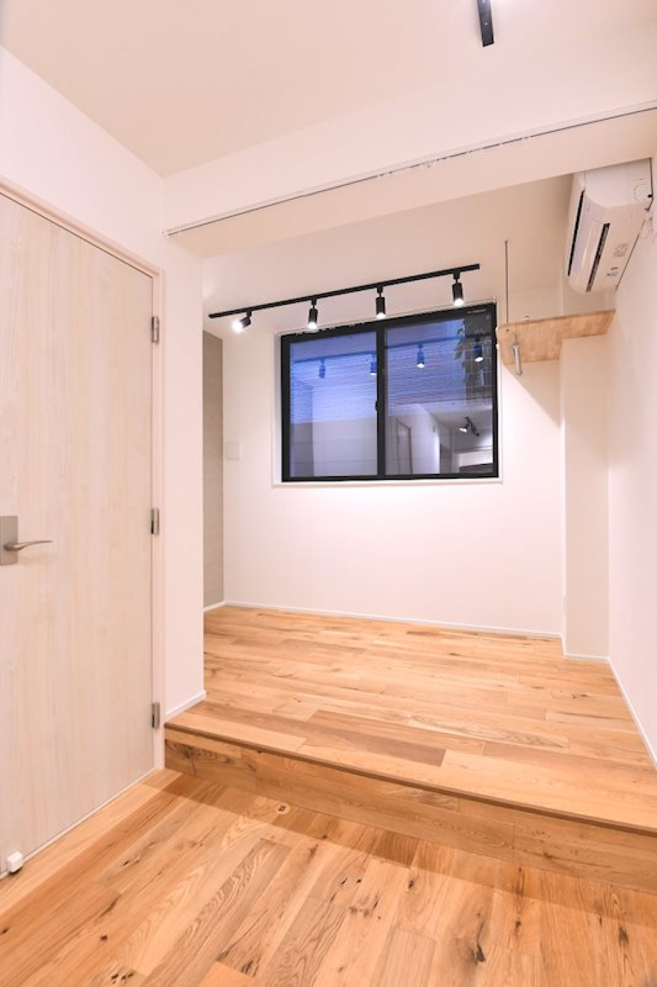 一段上がった部分の洋室は、寝室かな。カーテンで目隠しできます。