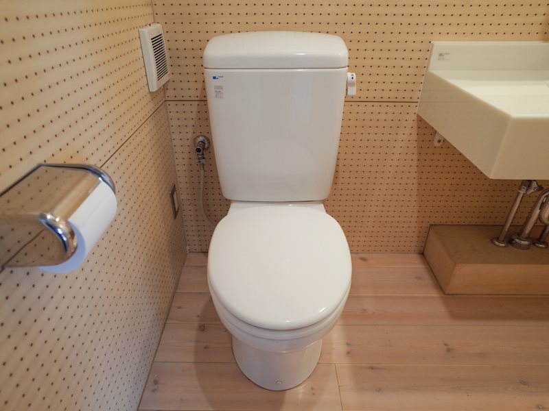 お隣にトイレです。