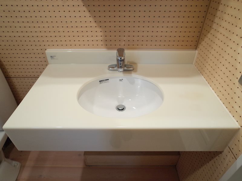 洗面台は周りにいろいろ置けるタイプ。