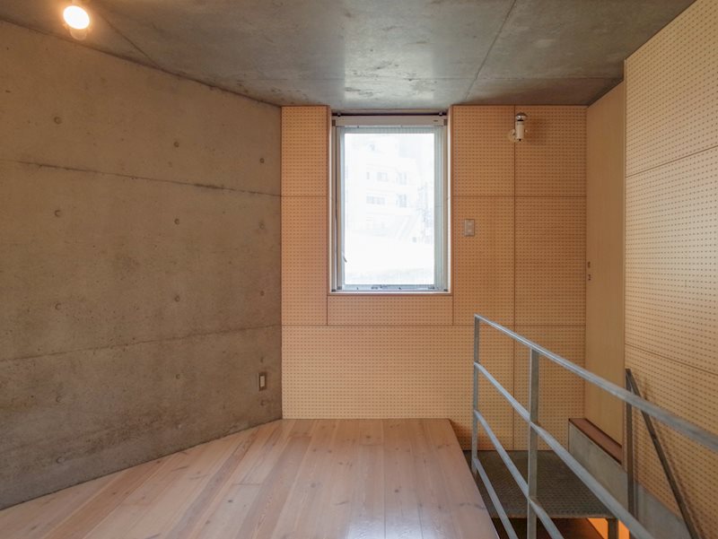 上階部分は寝室兼リビングかな？