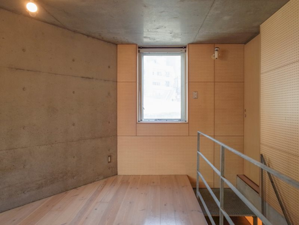 上階部分は寝室兼リビングかな？