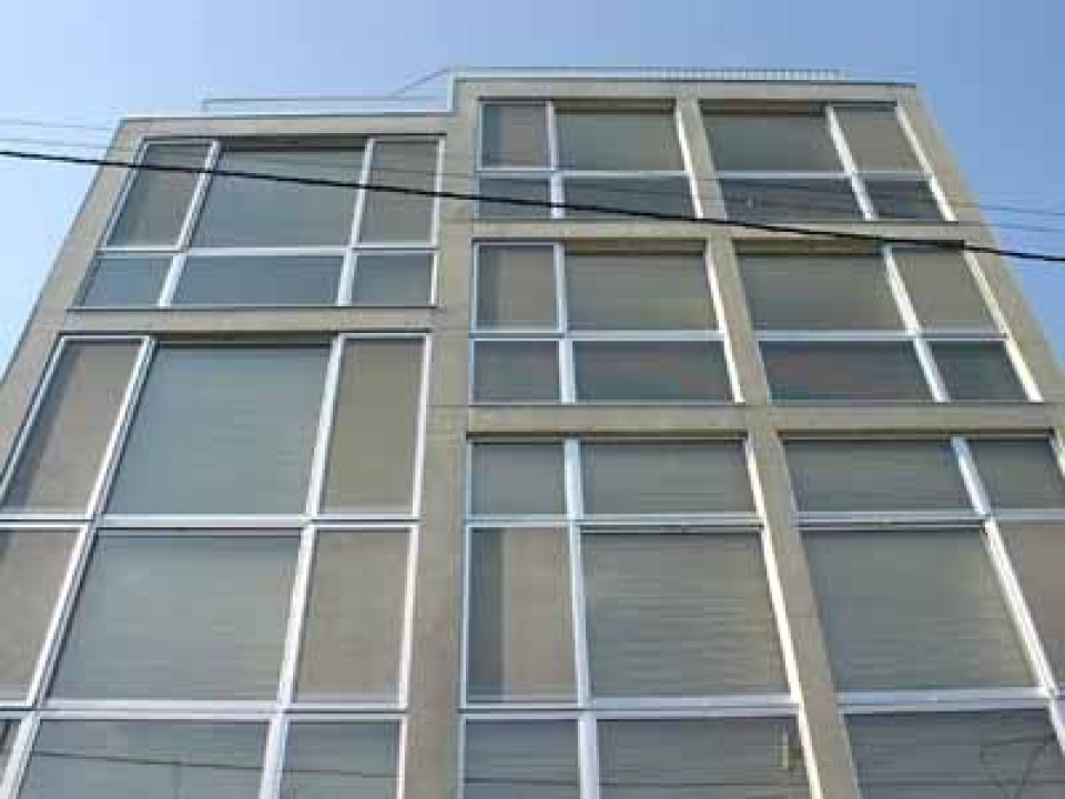 窓が多くて特徴的な外観！