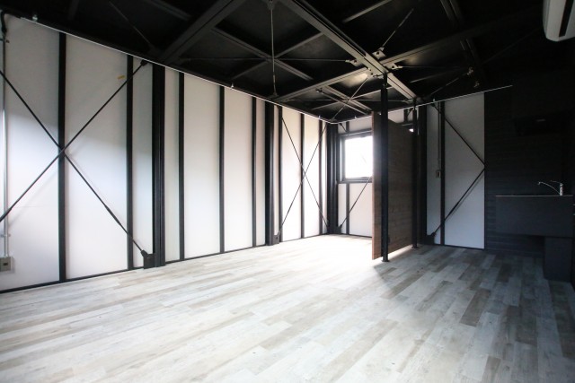 2Fに上ると12帖の洋室。