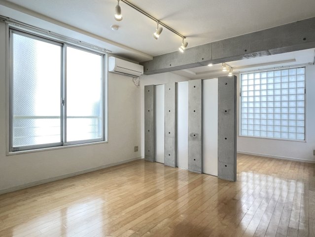 2つの窓＋ガラスブロックに囲まれた明るい空間！