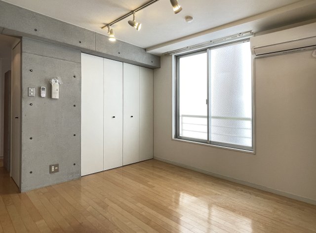 居室部分にはテーブルをソファを置きたいな。