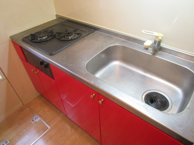 赤いキッチン！元気が出ますね。